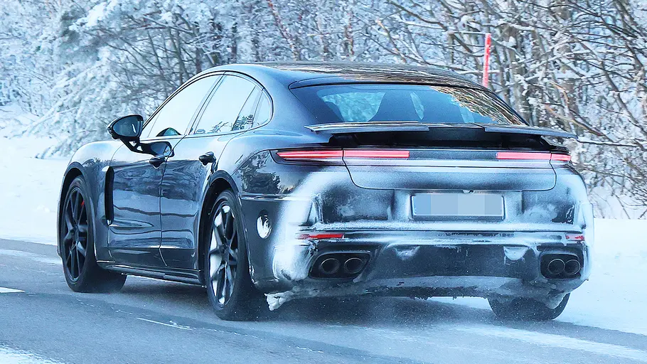 Porsche Panamera Facelift (2026) Blick von schräg hinten auf den fahrenden Porsche Panamera Facelift (2026).