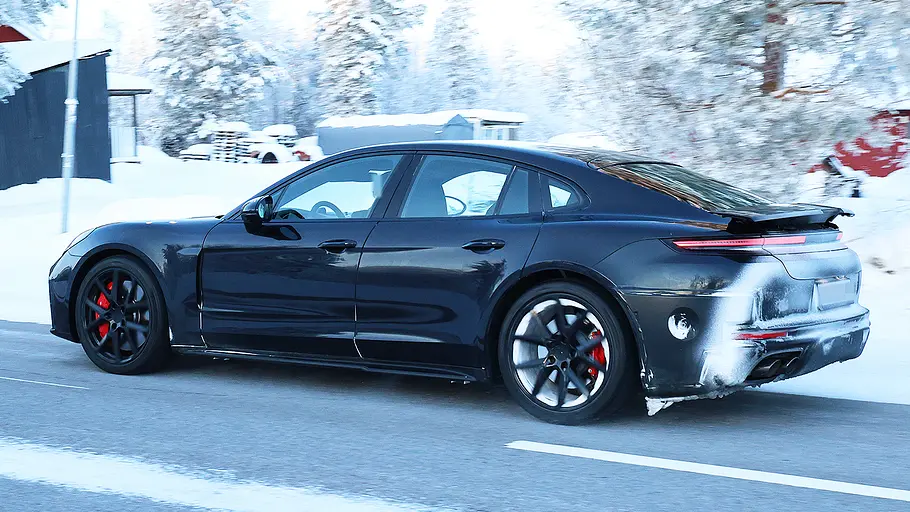 Porsche Panamera Facelift (2026) Blick von schräg hinten auf den fahrenden Erlkönig des Porsche Panamera Facelift (2026).