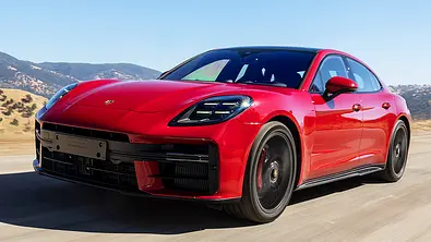 Porsche Panamera GTS (2024); Blick von vorne auf ein fahrendes, rotes Auto. - Foto: Porsche