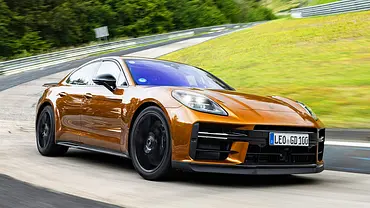Porsche Panamera (2024); fahrend; Rennstrecke; Frontansicht - Foto: Porsche Porsche Panamera (2024); fahrend; Rennstrecke; Frontansicht - Foto: Porsche