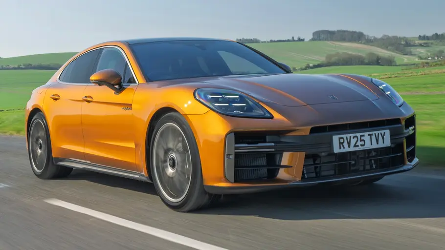 Porsche Panamera Turbo S E-Hybrid (2025) Der fahrende Porsche Panamera Turbo S E-Hybrid von schräg vorne.