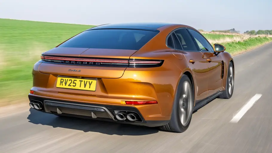 Porsche Panamera Turbo S E-Hybrid (2025) Der fahrende Porsche Panamera Turbo S E-Hybrid von schräg hinten.
