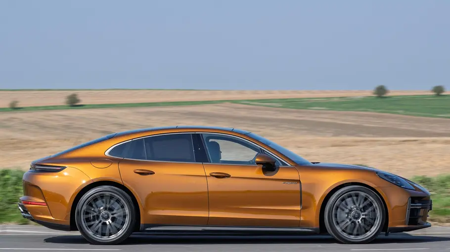 Porsche Panamera Turbo S E-Hybrid (2025) Der fahrende Porsche Panamera Turbo S E-Hybrid in der Seitenansicht.