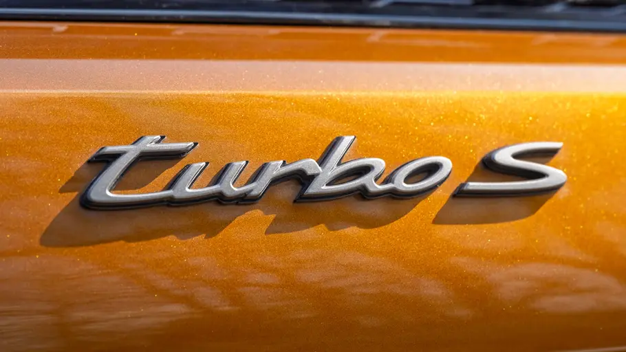 Porsche Panamera Turbo S E-Hybrid (2025) Detailaufnahme des Schriftzuges Turbo S vom Porsche Panamera Turbo S E-Hybrid.