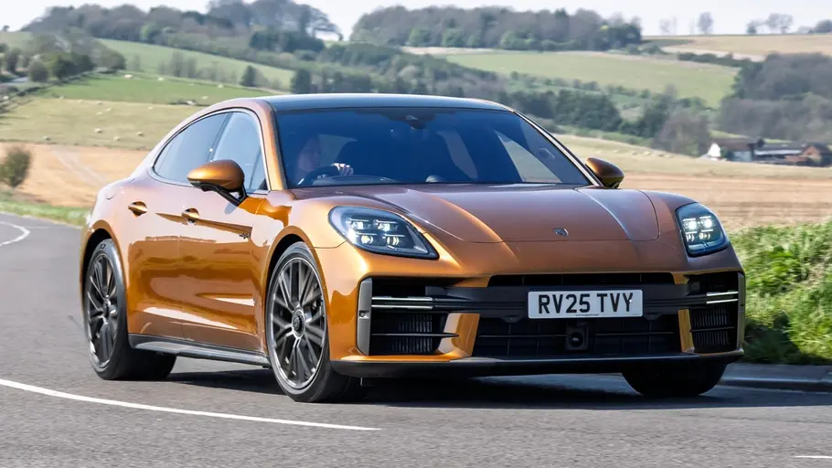 Porsche Panamera Turbo S E-Hybrid (2025) Der fahrende Porsche Panamera Turbo S E-Hybrid von vorne.
