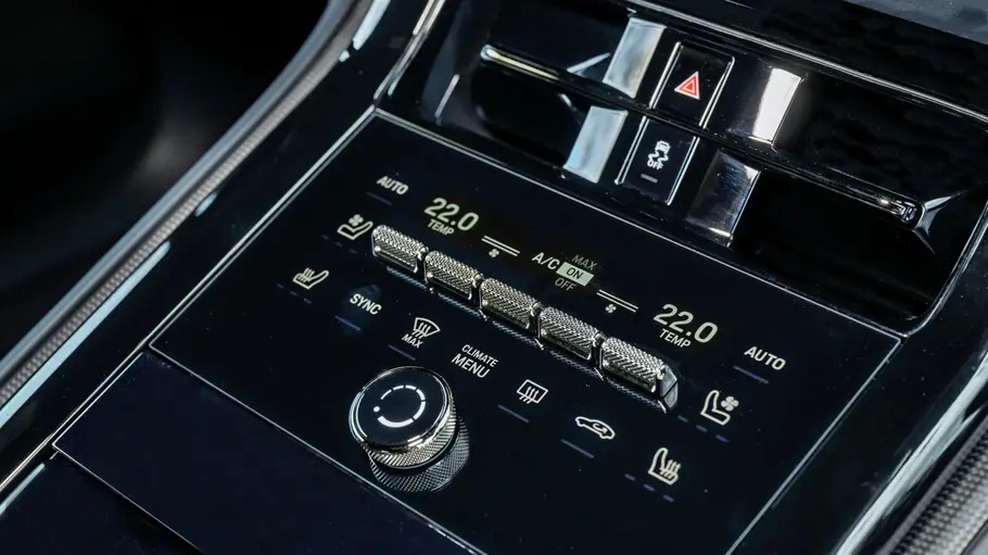Porsche Panamera Turbo S E-Hybrid (2025) Detailaufnahme der Mittelkonsole des Porsche Panamera Turbo S E-Hybrid.
