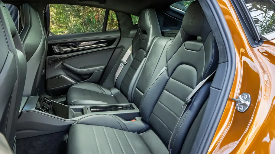 Porsche Panamera Turbo S E-Hybrid (2025) Die Rücksitzbank des Porsche Panamera Turbo S E-Hybrid.