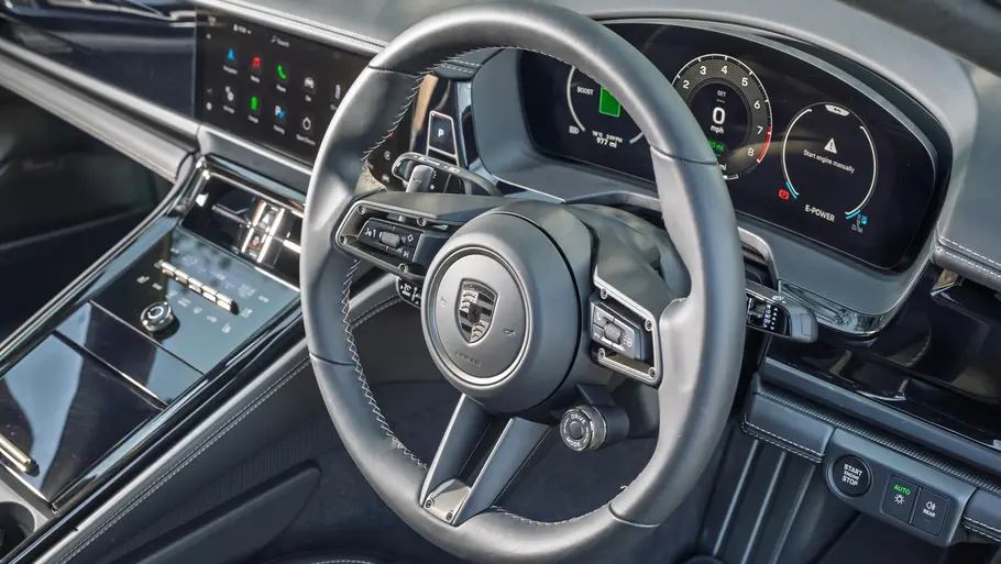 Porsche Panamera Turbo S E-Hybrid (2025) Detailaufnahme des Lenkrades mit Cockpit, das sich hier rechts befindet.