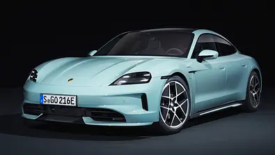 Das Porsche Taycan Facelift (2024) als Basismodell statisch von schräg vorne fotografiert. - Foto: Porsche