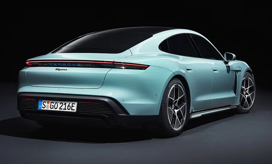 Porsche Taycan Facelift (2024) Das Porsche Taycan Facelift (2024) als Basismodell statisch von schräg hinten fotografiert.