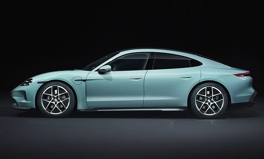 Porsche Taycan Facelift (2024) Das Porsche Taycan Facelift (2024) als Basismodell statisch von der Seite fotografiert.
