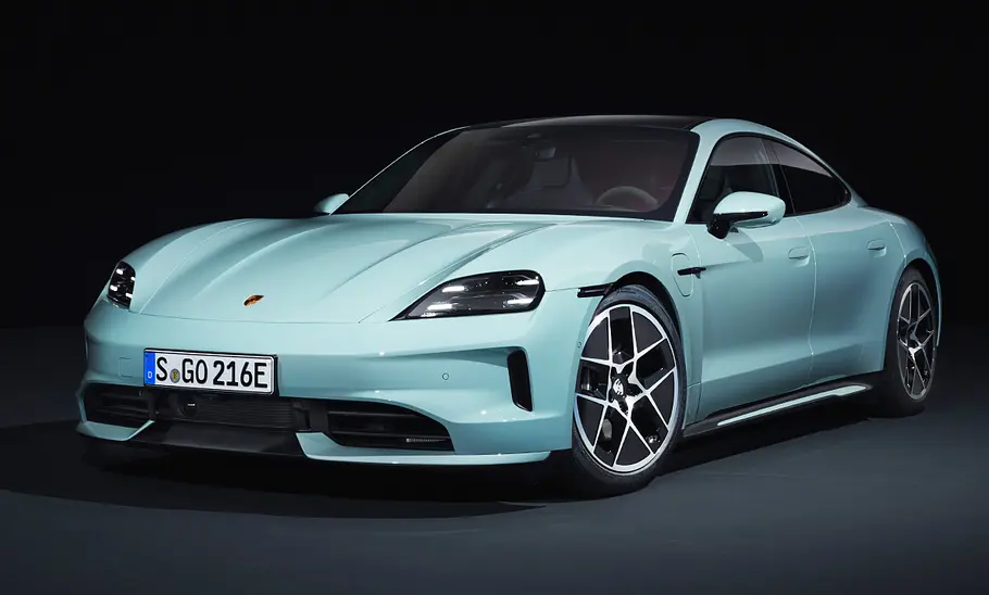 Der Porsche Taycan statisch von schräg vorne.