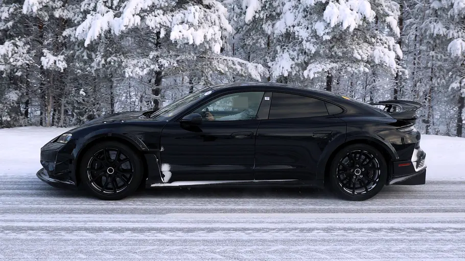 Porsche Taycan GT4 RS Der Porsche Taycan GT4 RS fährt als Prototyp auf einer verschneiten Straße, von links fotografiert.