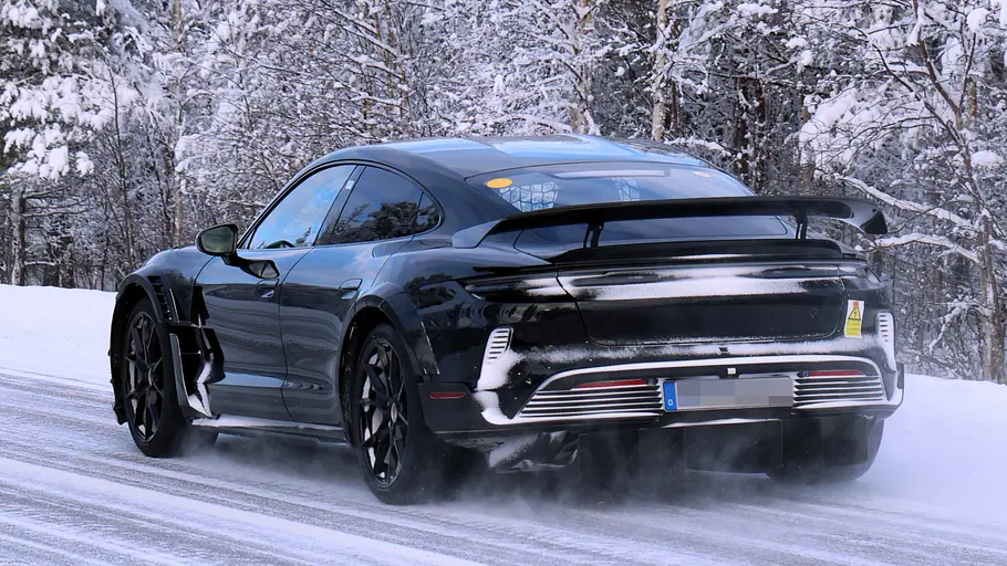 Porsche Taycan GT4 RS Der Porsche Taycan GT4 RS fährt als Prototyp auf einer verschneiten Straße, von hinten fotografiert.