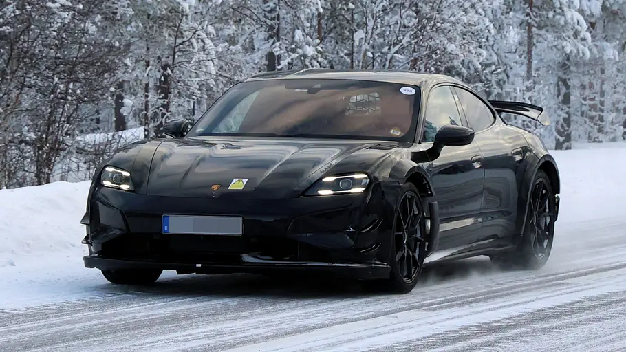 Porsche Taycan GT4 RS Der Porsche Taycan GT4 RS fährt als Prototyp auf einer verschneiten Straße, von vorne fotografiert.