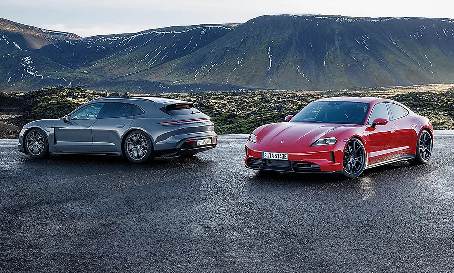 Porsche Taycan GTS (Sport Turismo) Facelift (2024) Der Porsche Taycan GTS Sport Turismo und der Porsche Taycan GTS – beide Varianten statisch nebeneinander fotografiert.