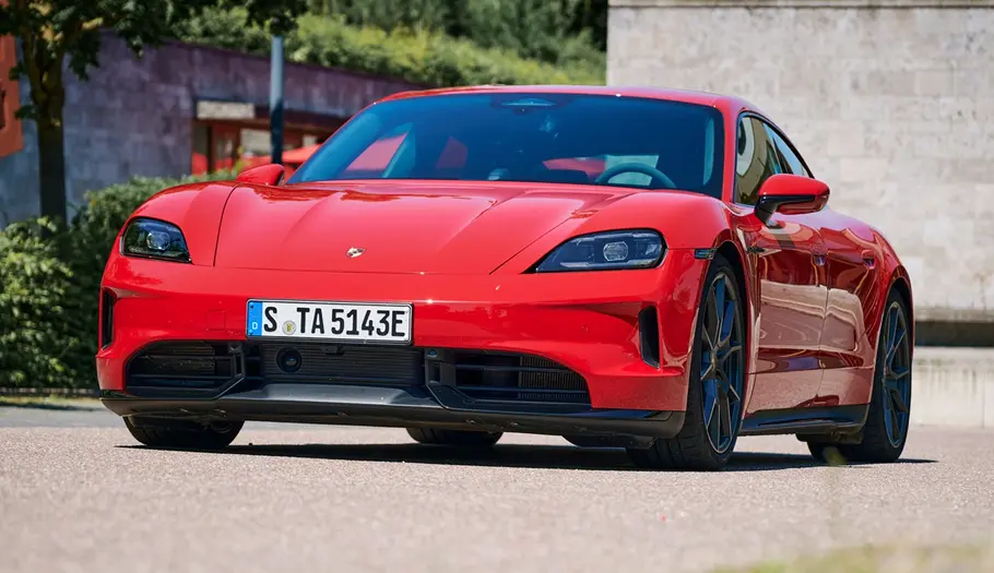 Porsche Taycan GTS statisch von vorne.
