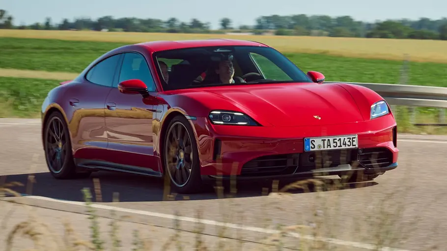 Porsche Taycan GTS fährt auf einer Straße, Ansicht von vorne rechts.