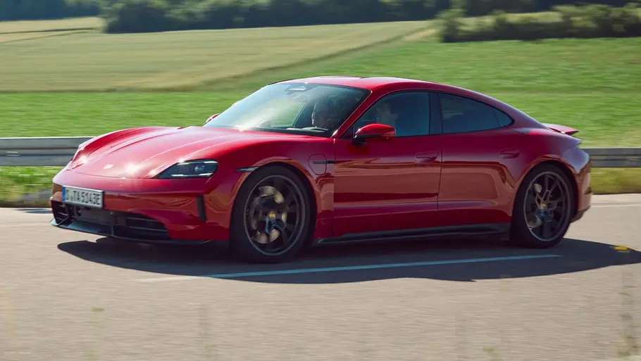 Porsche Taycan GTS fährt auf einer Straße, Ansicht von vorne links.