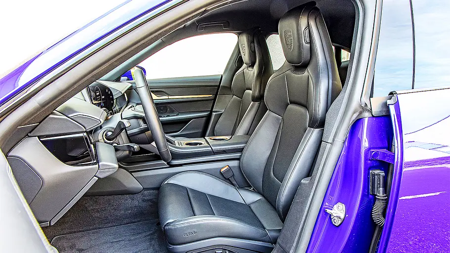 Porsche Taycan Blick auf die Vordersitze im Innenraum des Porsche Taycan.