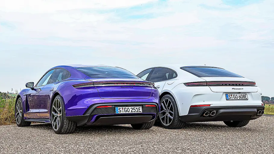 Porsche Taycan/Porsche Panamera Blick von schräg hinten auf die beiden Sportlimousinen Porsche Taycan und Porsche Panamera.