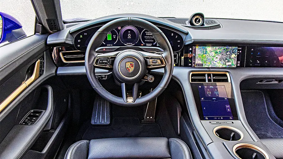 Porsche Taycan Blick auf die Armaturen im Innenraum des Porsche Taycan.