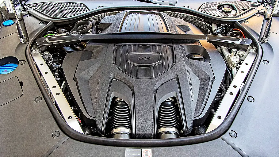 Porsche Panamera Blick in den Motorraum des Porsche Panamera.