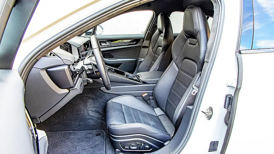 Porsche Panamera Blick auf die Vordersitze im Innenraum des Porsche Panamera.