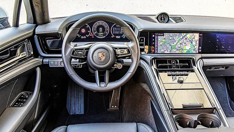Porsche Panamera Blick auf die Armaturen im Innenraum des Porsche Panamera.