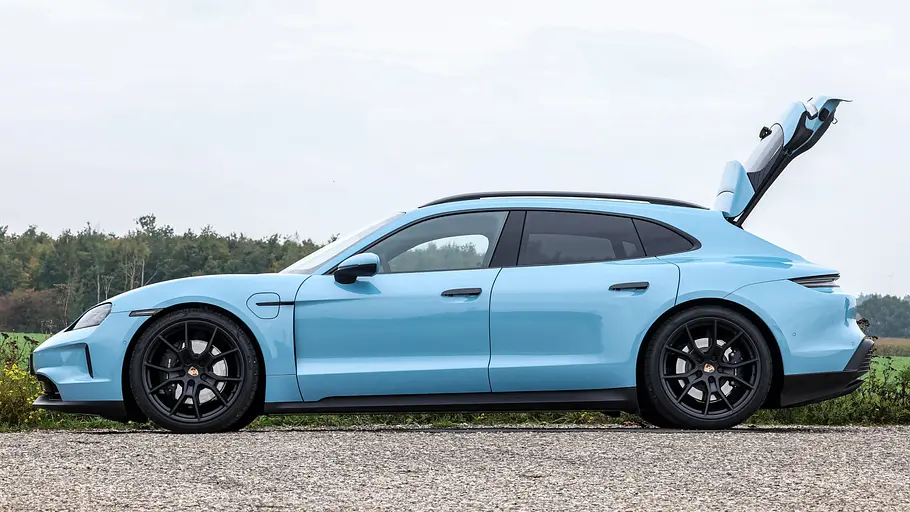 Porsche Taycan Sport Turismo Der Porsche Taycan Sport Turismo, mit geöffneter Heckklappe von links fotografiert.
