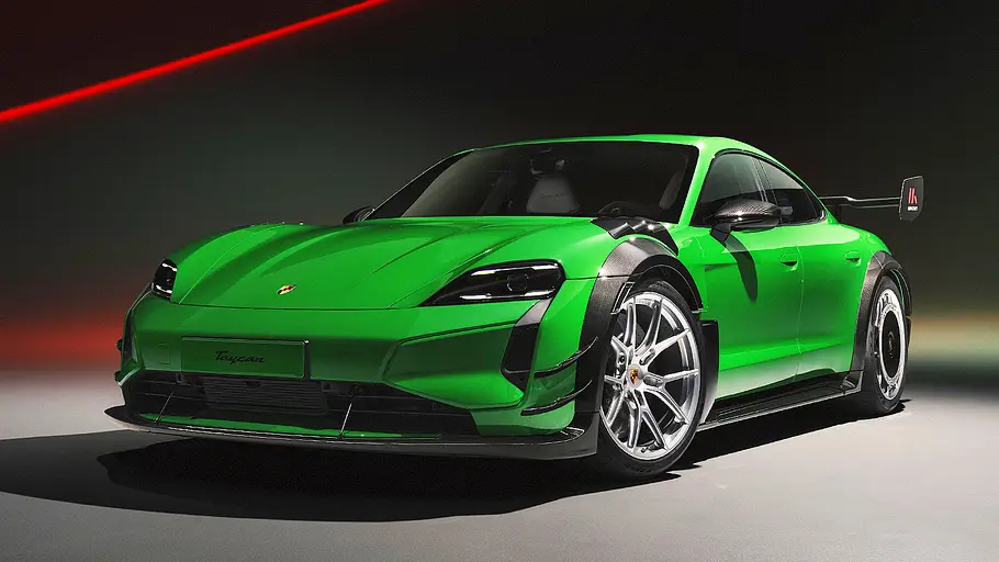 Blick von schräg vorne auf den Porsche Taycan Turbo GT mit Manthey-Kit.