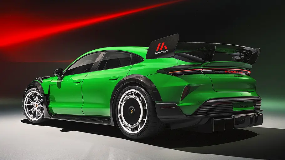 Blick von schräg hinten auf den Porsche Taycan Turbo GT mit Manthey-Kit.