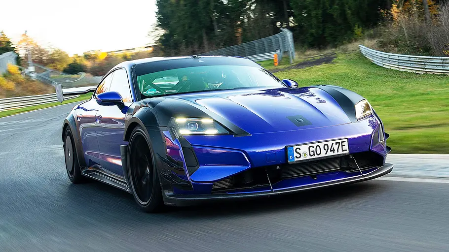 Blick von schräg vorne auf den fahrenden Porsche Taycan Turbo GT mit Manthey-Kit.