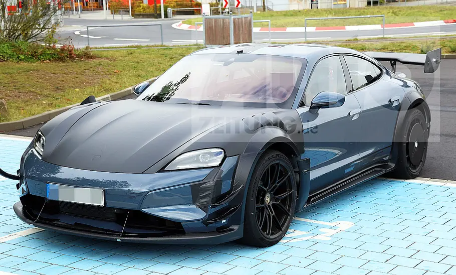 Porsche Taycan Turbo GT Über-Erlkönig Blick von schräg vorne auf einen modifizierten Porsche Taycan Turbo GT Über-Erlkönig.