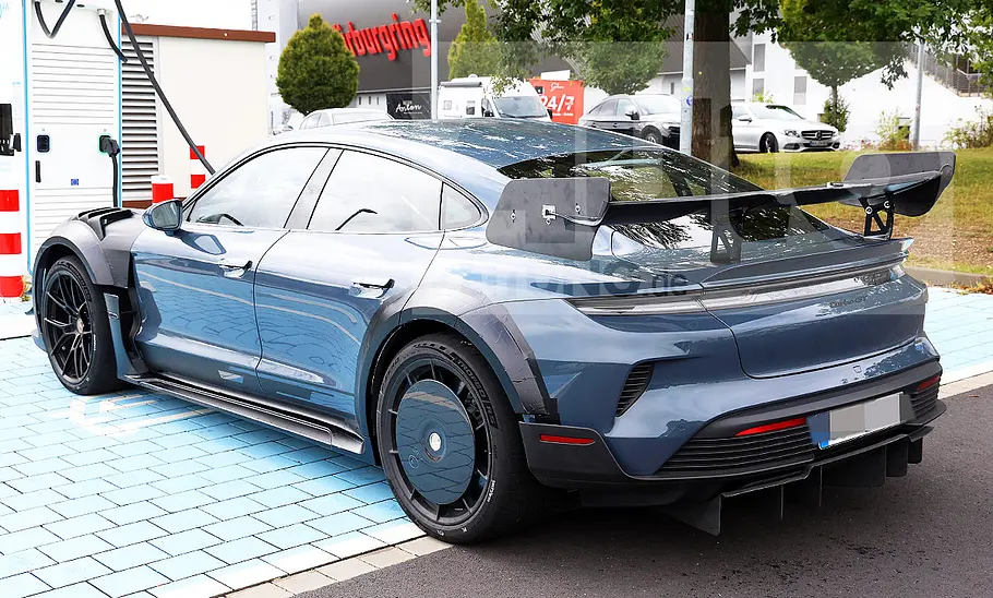 Porsche Taycan Turbo GT Blick von schräg hinten auf einen modifizierten Porsche Taycan Turbo GT Über-Erlkönig.