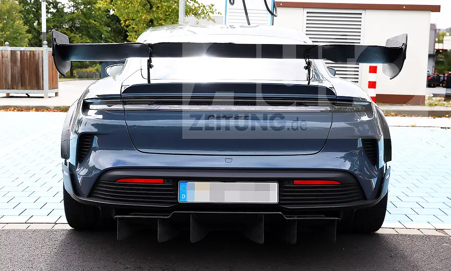 Porsche Taycan Turbo GT Über-Erlkönig Blick von hinten auf den Porsche Taycan Turbo GT Über-Erlkönig.