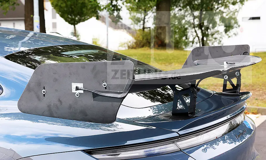 Porsche Taycan Turbo GT Über-Erlkönig Blick auf den Heckspoiler des Porsche Taycan Turbo GT Über-Erlkönig.