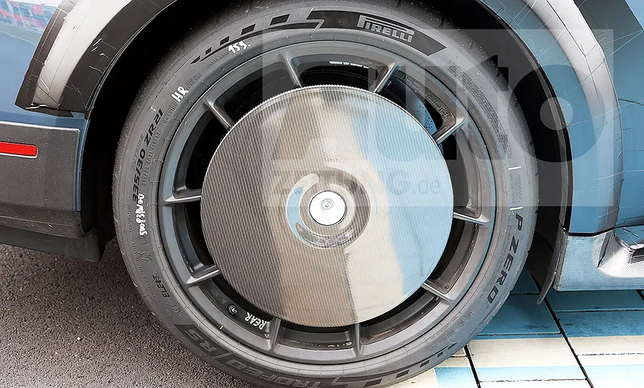 Porsche Taycan Turbo GT Über-Erlkönig Blick auf die Aero-Felge des Porsche Taycan Turbo GT Über-Erlkönig.