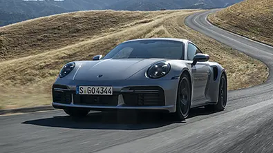 Porsche 911 Turbo 50 Jahre (2024), fahrend, von vorne - Foto: Porsche