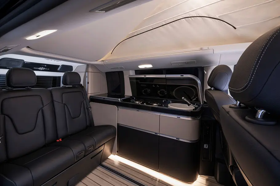 Mercedes Marco Polo Der Wohnraum des Mercedes Marco Polo durch die geöffnete Schiebetüre fotografiert.