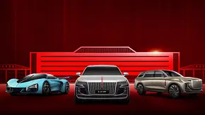 Drei Modelle von Hongqi vor rotem Hintergrund. - Foto: Hongqi