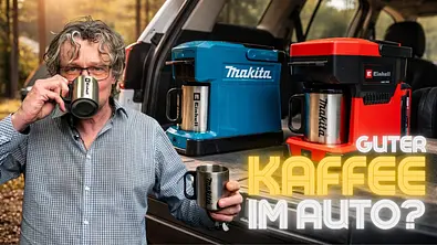Akku-Kaffeemaschinen von Makita und Einhell im Kofferraum eines Autos mit Produkttest-Redakteur davor. - Foto: AUTO ZEITUNG