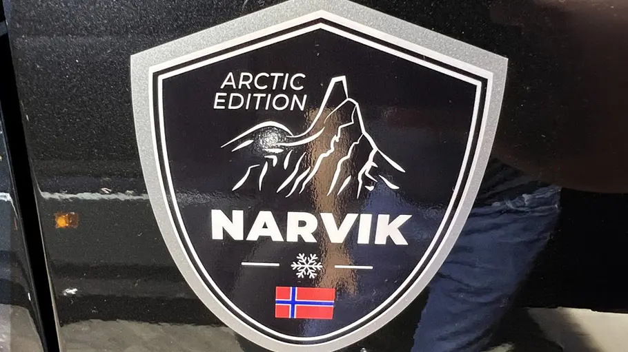 Das Detailfoto zeigt das Markenlogo der Bravia Narvik Arctic Edition (2025) von Raidhoo.