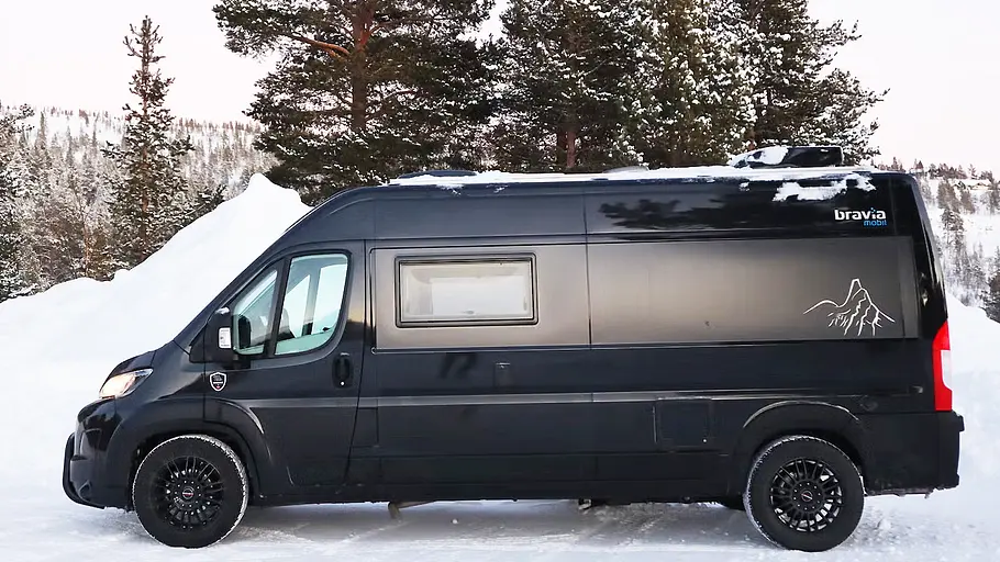 Der Bravia Narvik Arctic Edition (2025) stehend in einer Winterlandschaft in der Seitenansicht.