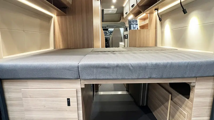 Die Innenaufnahme zeigt das Heckschlafzimmer der Bravia Narvik Arctic Edition (2025) von Raidhoo.