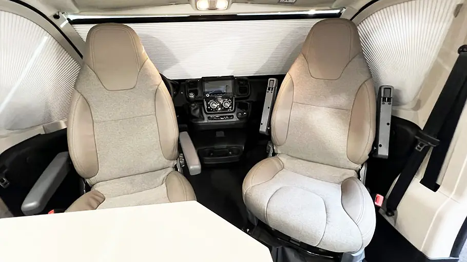 Die Innenaufnahme zeigt das Cockpit der Bravia Narvik Arctic Edition (2025) von Raidhoo.