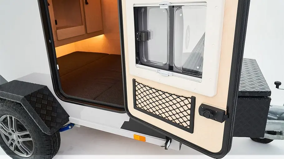 Das Detailfoto zeigt den seitlichen Zugang zum Raidhoo Tundra (2024).