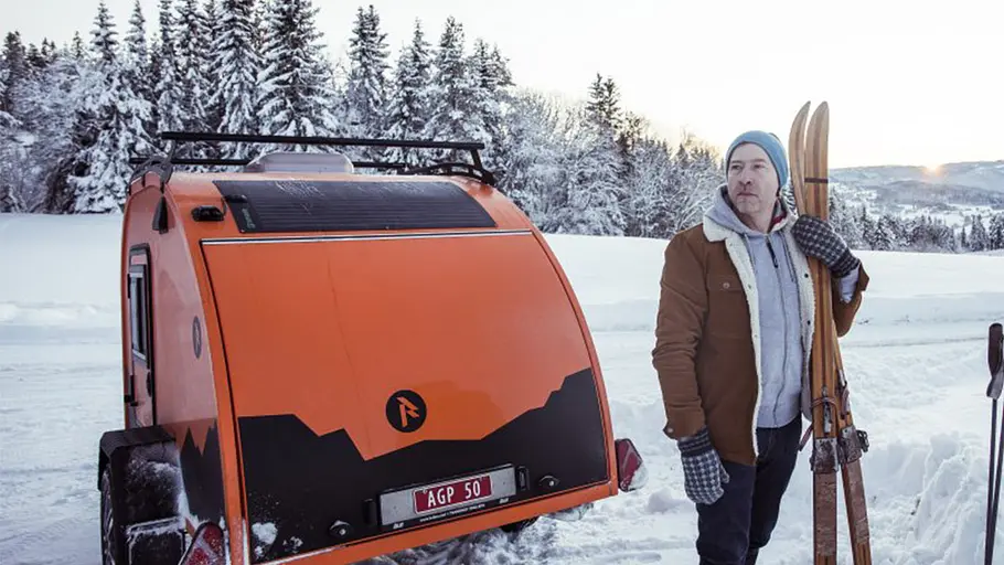 Das Foto zeigt einen Mann vor dem geschlossenen Heck des Raidhoo Tundra (2024) in winterlicher Landschaft.