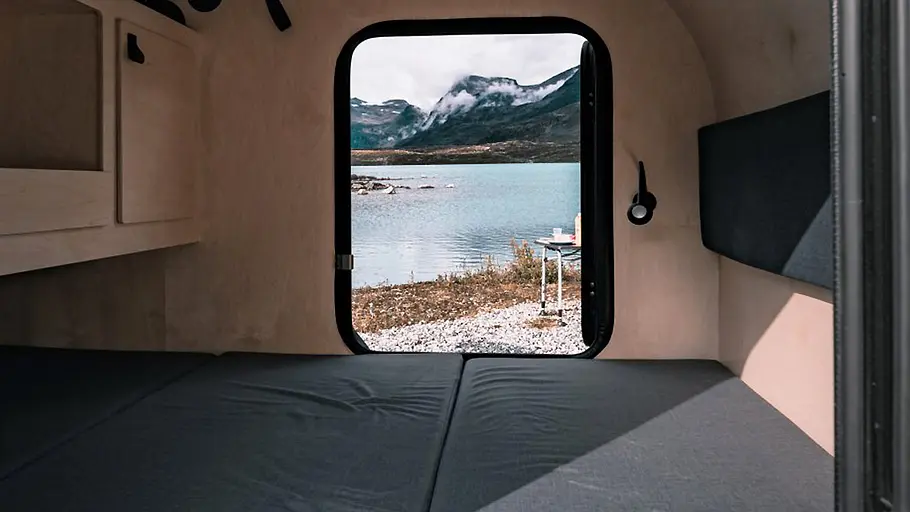 Der Blick aus dem Innenraum des Raidhoo Tundra (2024) nach draußen.