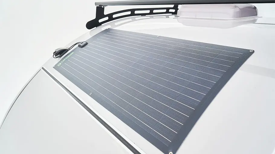Das Detailfoto zeigt ein Solarpanel am Dach des Raidhoo Tundra (2024).